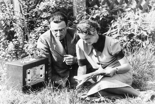 Ehepaar hört Radio im Garten, 1939 | Bildquelle: DRA/Valentin Kubina (1397454) Ehepaar hört Radio im Garten, 1939
