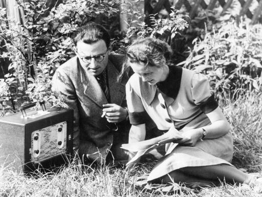 Ehepaar hört Radio im Garten, 1939