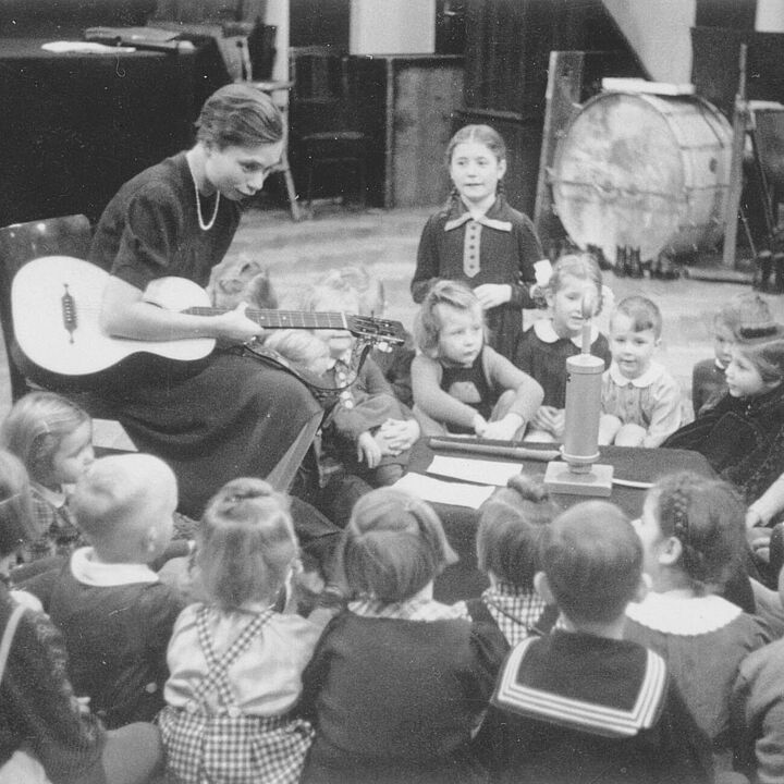 Ilse Obrig mit ihren Leipziger Rundfunkkindern, 1939