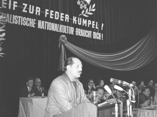 Schriftsteller Erwin Strittmatter spricht auf der 1. Bitterfelder Konferenz am 24. April 1959