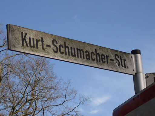 Straßenschild in Blankenfelde | Bildquelle: DRA/Fischer Straßenschild »Kurt-Schumacher-Str.« in Blankenfelde