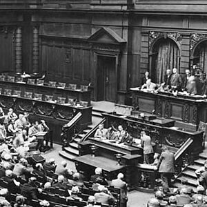 Blick in den Plenarsaal des Reichstags während Clara Zetkins Eröffnungsrede. Links die 230 Abgeordneten der Nationalsozialisten.