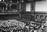 Blick in den Plenarsaal des Reichstags während Clara Zetkins Eröffnungsrede. Links die 230 Abgeordneten der Nationalsozialisten.
