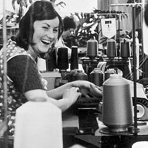 Frauen am Arbeitsplatz vor Garnrollen auf Textilmaschinen im VEB Feinstrumpfkombinat ESDA, in Oberlungwitz, Bezirk Karl-Marx Stadt