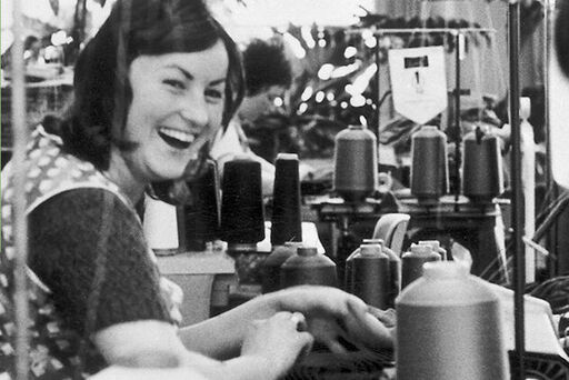 Frauen am Arbeitsplatz vor Garnrollen auf Textilmaschinen im VEB Feinstrumpfkombinat ESDA, in Oberlungwitz, Bezirk Karl-Marx Stadt