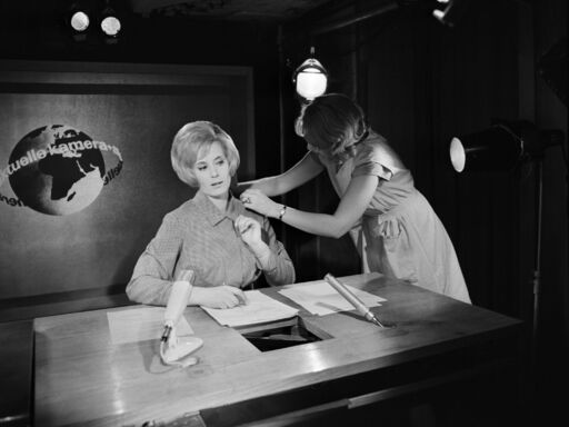 Annerose Neumann (Sprecherin) im Fernsehstudio Berlin-Adlershof, 1965