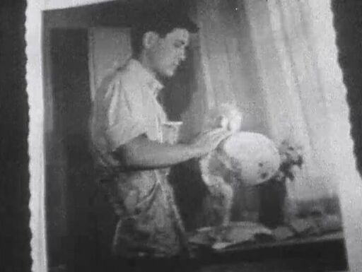 Foto von Mann mit Schürze, der Geschirr abtrocknet