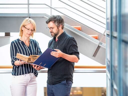 Susanne Hennings und Götz Lachwitz mit einem Ordner