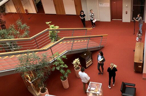 Mitarbeiter des Deutschen Rundfunkarchivs stehen im Foyer des Archivgebäudes in Babelsberg.