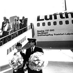 Lufthansa-Maschine mit Passagieren auf der Fluggastbrücke der Interflug