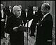 Screenshot aus »Verleihung des Väterländischen Verdienstordens in Gold« vom 16.8.1961: Walter Ulbricht mit Landesbischof Moritz Mitzenheim.