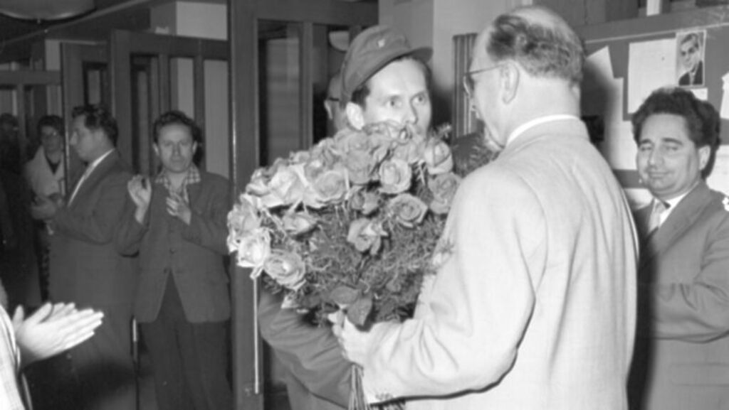 Blumen von den DFF-Mitarbeitern für den Vorsitzenden des Staatsrats