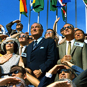 Ex-Präsident Lyndon B. Johnson (Mitte) beobachtet in einer Menschenmenge den Start der Apollo-11-Mission zum Mond im Juli 1969