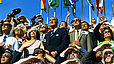 Ex-Präsident Lyndon B. Johnson (Mitte) beobachtet in einer Menschenmenge den Start der Apollo-11-Mission zum Mond im Juli 1969