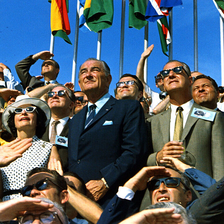 Ex-Präsident Lyndon B. Johnson (Mitte) beobachtet in einer Menschenmenge den Start der Apollo-11-Mission zum Mond im Juli 1969