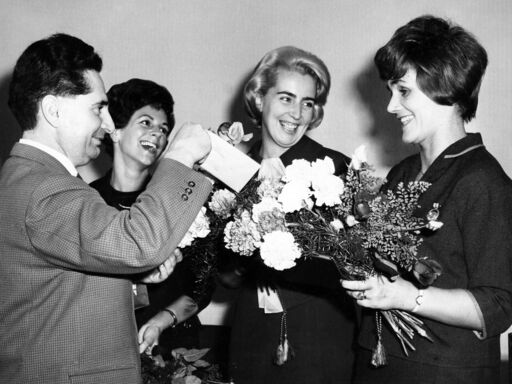 Heinz Adameck überreicht Ansagerinnen Blumen. 1962