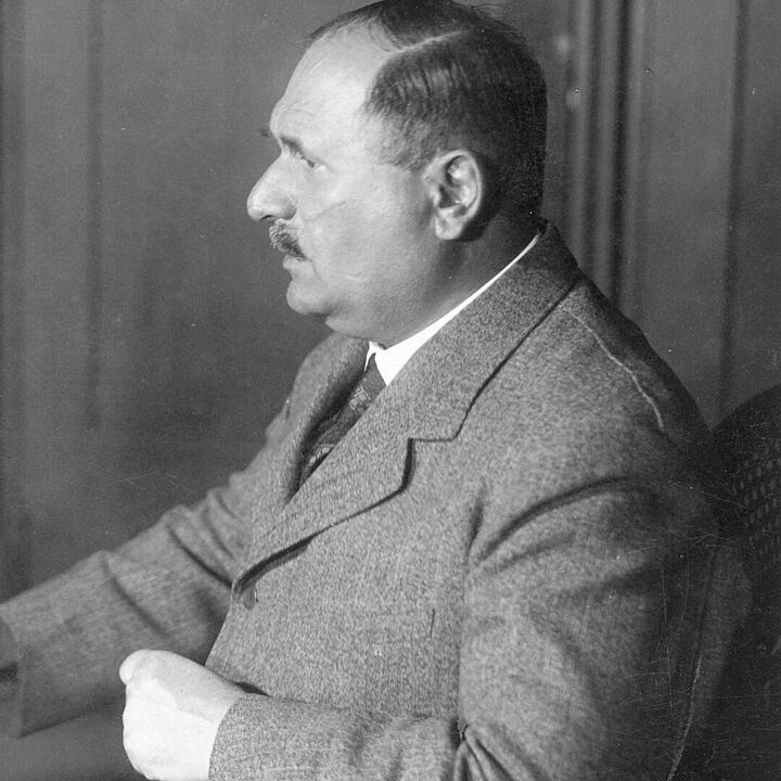 Rundfunk-Kommissar Hans Bredow vor dem Mikrofon, circa 1925-1929