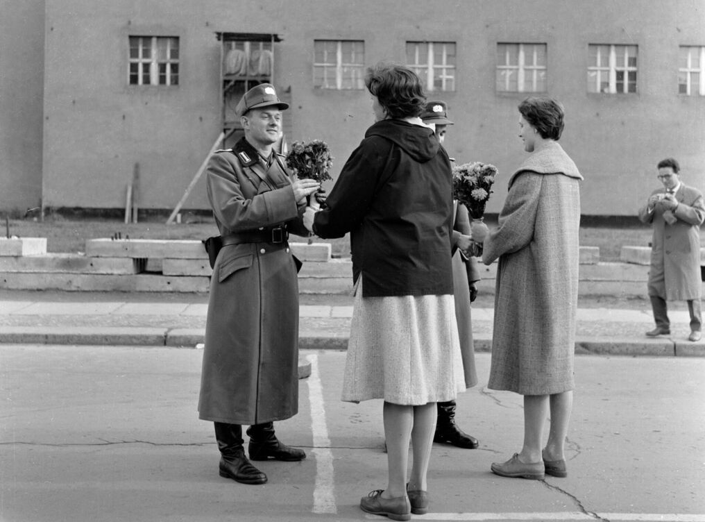 Blumen für Grenzsoldaten am Checkpoint-Charlie (Oktober 1961) 