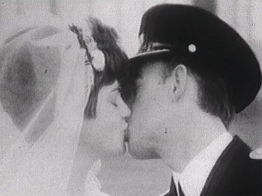 Küssendes Paar, Screenshot aus »Sonntag, den … Briefe aus einer Stadt« (DRA ID 741873)