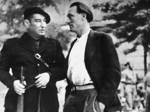 Ernst Busch (re.) neben dem Reporter Egon Erwin Kisch während des Bürgerkriegs in Spanien. Undatiert (um 1937). | Bildquelle: picture alliance / akg-images Ernst Busch (re.) neben dem Reporter Egon Erwin Kisch während des Bürgerkriegs in Spanien. Undatiert (um 1937).