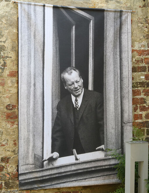 Leinwand am Willy-Brandt-Haus in Lübeck