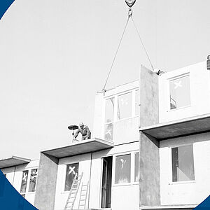 Montagearbeiten am Plattenbau