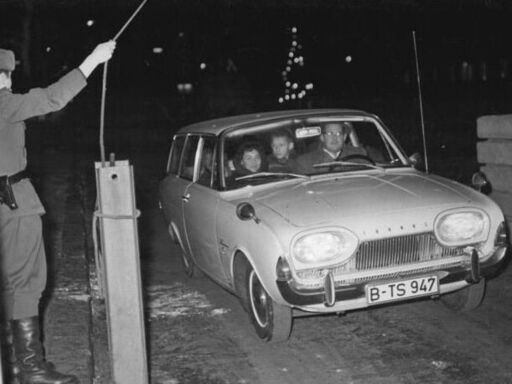 Erste Westberliner Besucher in der Hauptstadt der DDR am 20. Dezember 1963: Auto fährt an Grenzsoldaten vorbei