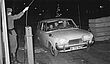 Erste Westberliner Besucher in der Hauptstadt der DDR am 20. Dezember 1963: Auto fährt an Grenzsoldaten vorbei