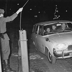 Erste Westberliner Besucher in der Hauptstadt der DDR am 20. Dezember 1963: Auto fährt an Grenzsoldaten vorbei
