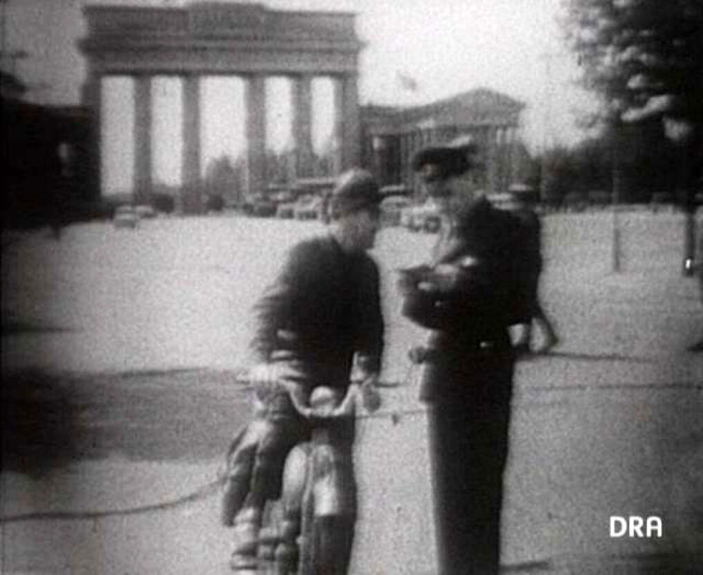 Screenshot aus »Sondersendung Grote«: Grenzübergang am Brandenburger Tor