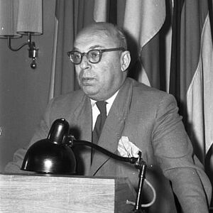 Friedrich Karl Kaul bei einer Pressekonferenz in Berlin (1956)