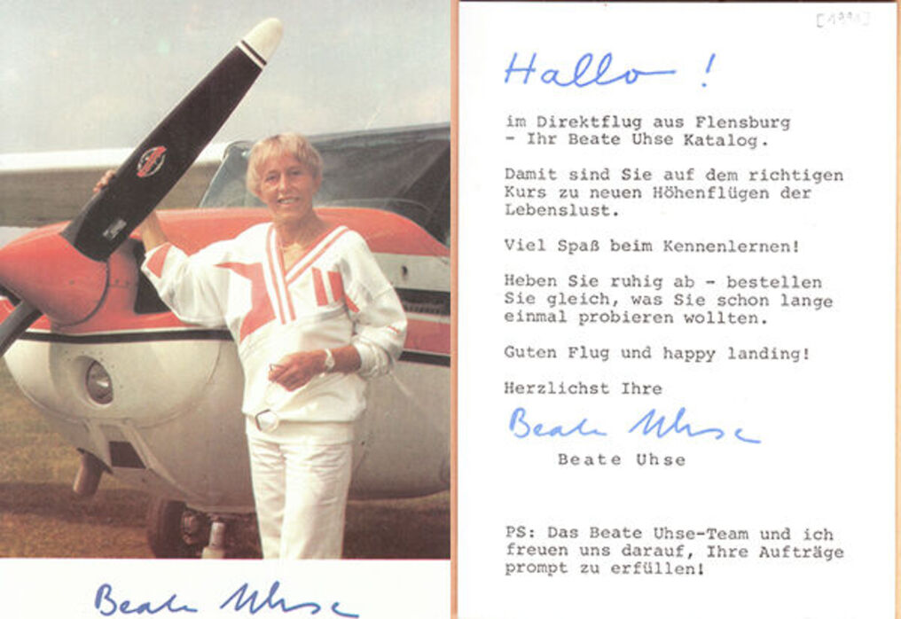 Werbepostkarte aus dem Jahr 1991, Beate Uhse vor Sportflugzeug | Bildquelle: Archiv der Forschungsstelle für Zeitgeschichte in Hamburg (FZH), Beate Uhse-Archiv/Versandhaus Beate Uhse, Werbepostkarte Werbepostkarte aus dem Jahr 1991, offenbar als Beilage zu den kostenfrei zugesandten Katalogen