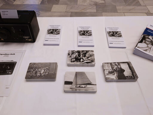 Infotisch Veranstaltungsauftakt »Radiogeschichte(n)« | Bildquelle: DRA/Götz Lachwitz Infotisch mit Postkarten, Flyern etc. beim Veranstaltungsauftakt »Radiogeschichte(n)«