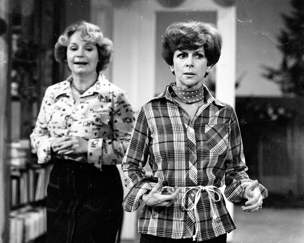 Szenenfoto aus »Ein Hahn im Korb« (1978): Margot Ebert in der Rolle als Fahrschullehrerin Gisela Neubert (rechts).