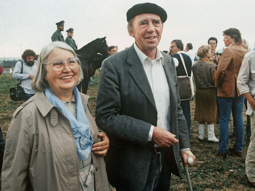 Heinrich Böll mit seiner Frau Annemarie bei der Aktion »Sitzen für den Frieden« gegen das US-Militärdepot in Mutlangen (1983)