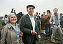 Heinrich Böll mit seiner Frau Annemarie bei der Aktion »Sitzen für den Frieden« gegen das US-Militärdepot in Mutlangen (1983)