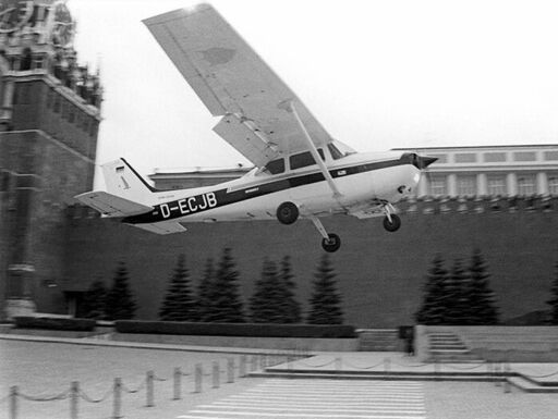 Landeanflug der Cessna auf dem Roten Platz | Bildquelle: picture alliance/Hannu_Podduikin_PODD/Lehtikuva Oy PODD Mathias Rust landet am 28. Mai 1987 mit einer Cessna auf dem Roten Platz.