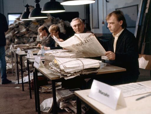 »Polizeiruf 110 – Der Kreuzworträtselfall«, 1988 Andreas Schmidt-Schaller (Leutnant Grawe) und Günter Naumann (Hauptmann Beck) bei der Ermittlungsarbeit. 