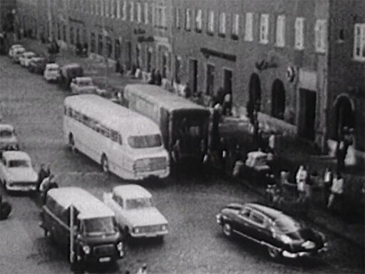 Straßenzug in Neubrandenburg, Screenshot aus »Sonntag, den … Briefe aus einer Stadt« (DRA ID 741873)