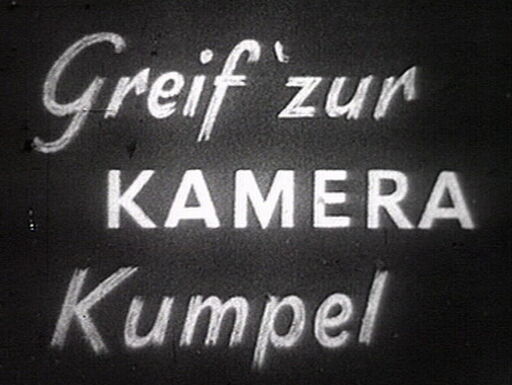 Screenshot – „Greif zur Kamera Kumpel!“ (Vorspanngrafik der Sendung)