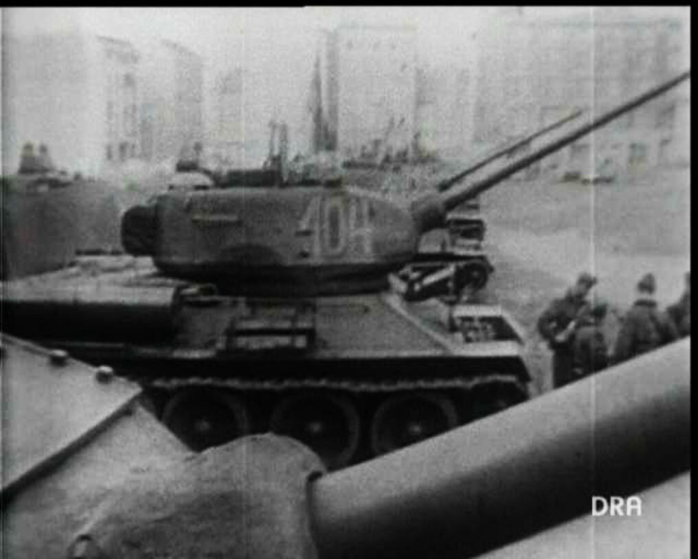 Screenshot aus »Aktuelle Kamera« vom 15.8.1961: Panzer auf den Straßen. 