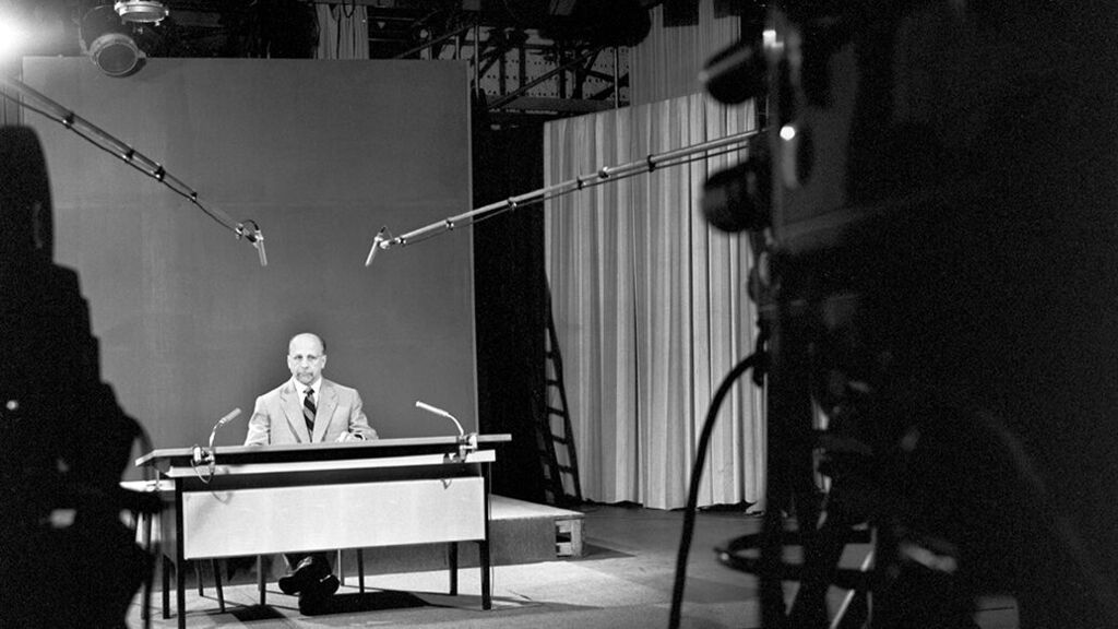 Walter Ulbricht im Fernsehstudio bei seiner Rede über die Notwendigkeit des Mauerbaus