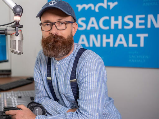 Frank Eberlein, Moderator des »80er Hit-Abend« auf Radiowelle MDR Sachsen-Anhalt | Bildquelle: MDR Frank Eberlein, Moderator des »80er Hit-Abend« auf Radiowelle MDR Sachsen-Anhalt