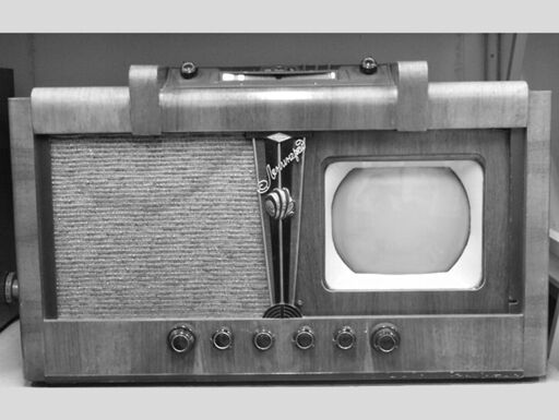 Historisches Fernseh-Radiogerät