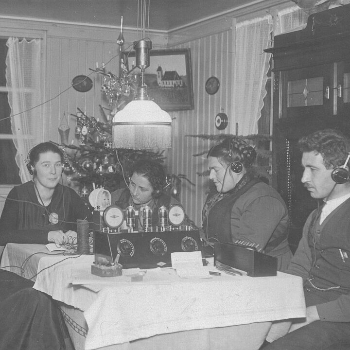 Familie hört Radio mit Kopfhörern, Mitte der 1920er Jahre