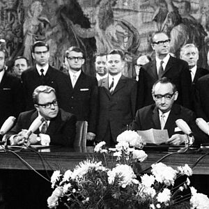 Michael Kohl (DDR) und Egon Bahr (BRD) unterzeichnen am 17.12.1971 den Transitvertrag 