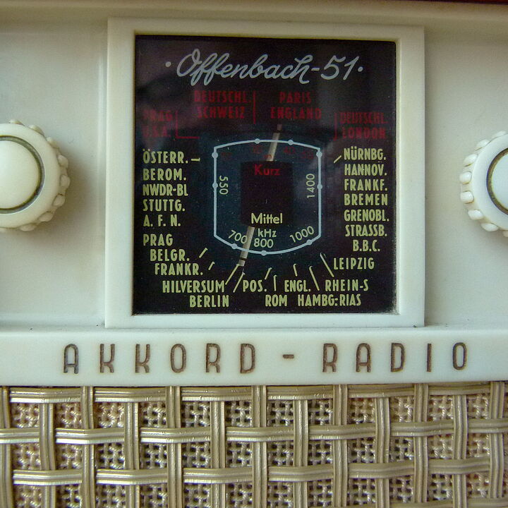 Das Bild zeigt ein historisches Radio vom Typ Akkord Offenbach 51.