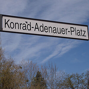 Straßenschild »Konrad-Adenauer-Platz« in Potsdam-Babelsberg