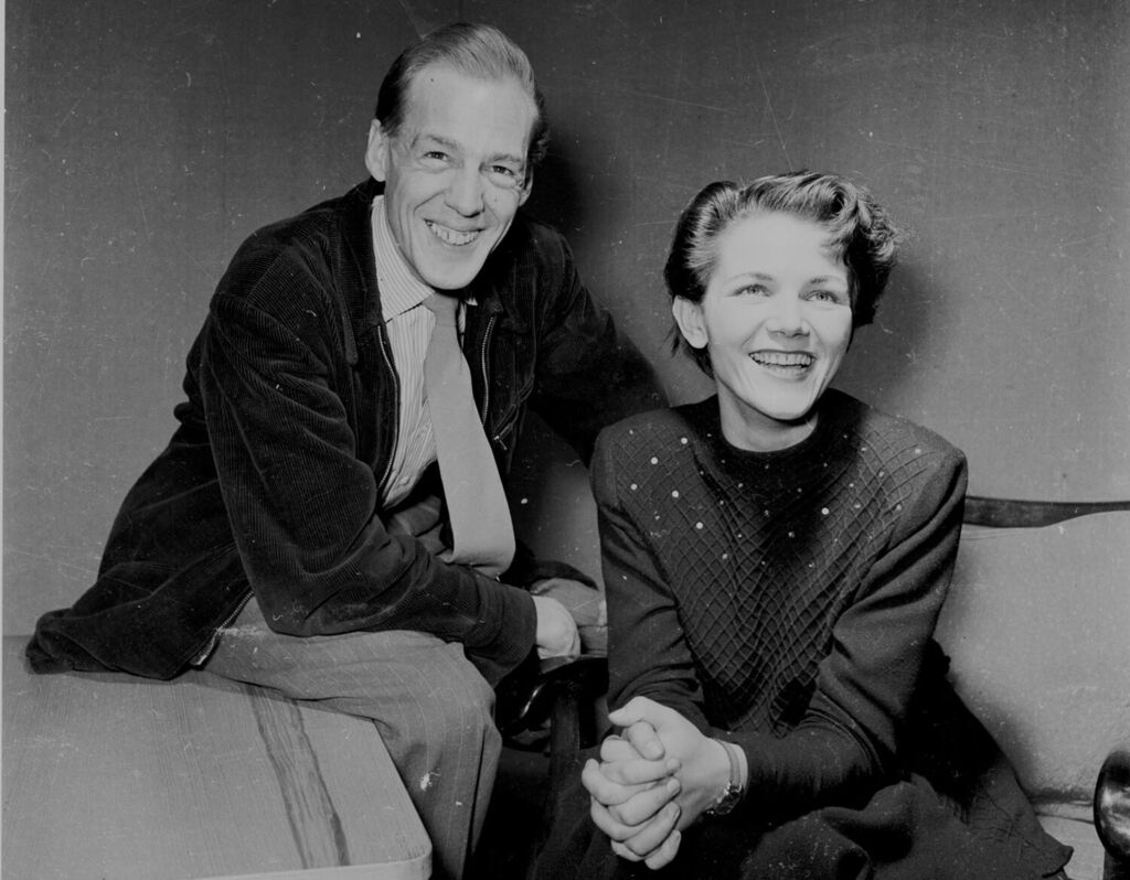 Margit Schaumäker mit Herbert Köfer bei Probeaufnahmen zum Fernsehversuchsprogramm im Studio in Berlin-Adlershof. Die beiden waren die ersten Ansager des Fernsehens der DDR.