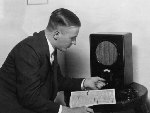 Radiohörer am Volksempfänger. 1933